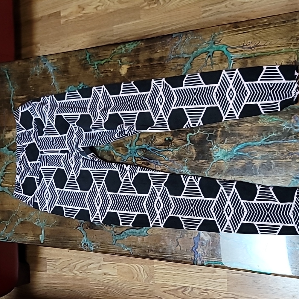 LuLaRoe Leggings Small Geometeic pattern